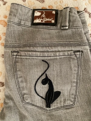 Baby phat jeans - Lågmidjade baby phat vintage jeans. Straight modell midja = 37cm tvärsöver, innerbenslängd = 75cm 