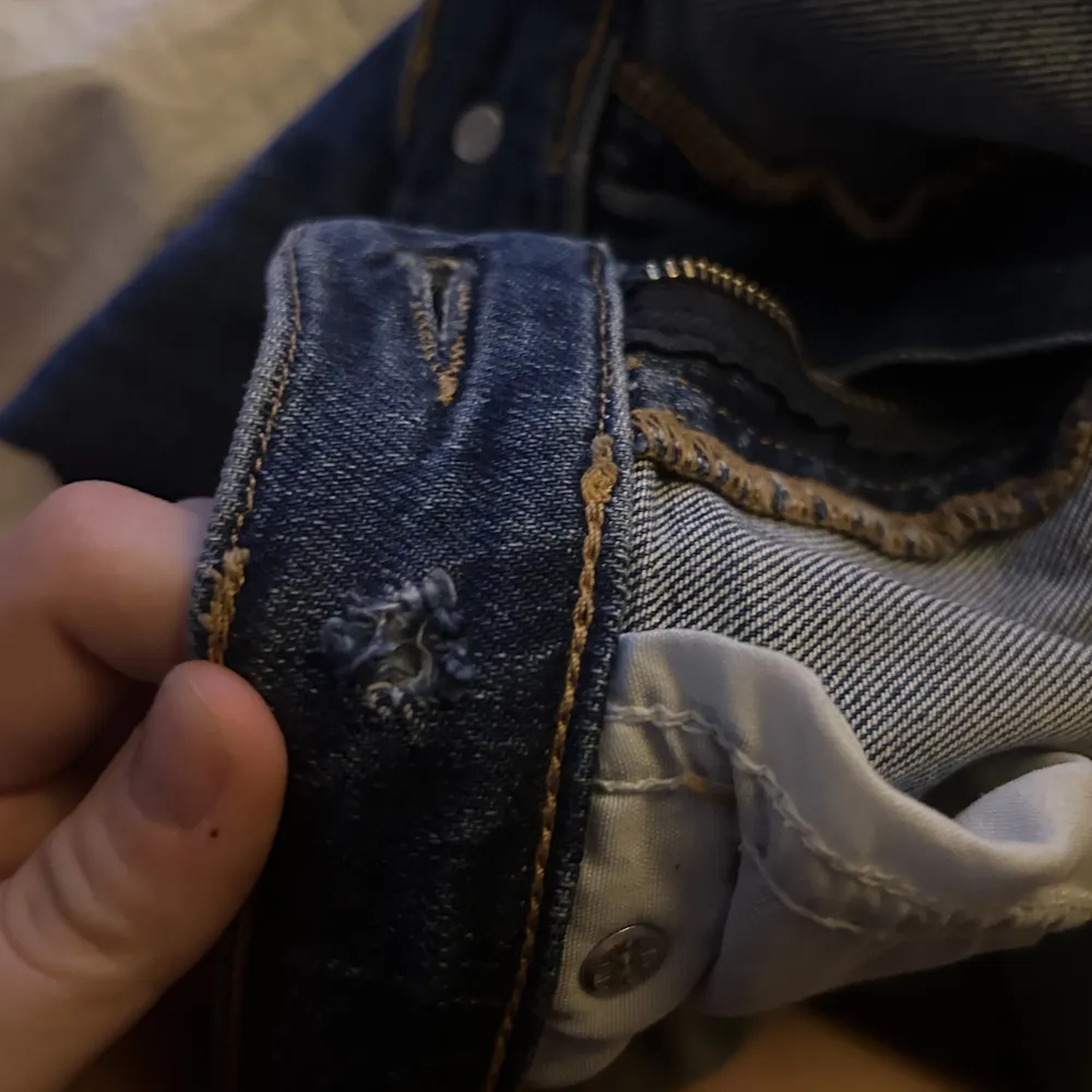 Superfina jeans från Gina. Har två hål i midjan där jah haft ett snöre annars i superbra skick . Jeans & Byxor.
