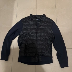 Polo Ralph Lauren Cardigan - Säljer nu min polo Ralph lauren cardigan.  Köptes ifrån Zalando  100% äkta  Sytt bort flärpen uppe vid halsen men den blev 100 gånger snyggare då.  Storlek s men passar mig som är 183