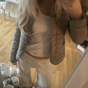 Snygg grön puffjacka  - Köpt på Sellpy . Använder inte längre . Köparen står för frakten.❤️