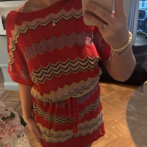 Cool klänning - Färgglad och glittrig klänning. Knyts i midjan så längden kan anpassas.