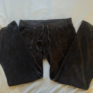 Juicy byxor - Gråa lågmidjade juicy couture byxor, gamla modellen. Dom är lite slitna därav priset annars i bra skick. Står storlek L men små i storleken. Säljer för att dom inte kommer till användning. Skriv för flera bilder💗