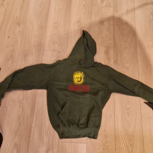 Hoodie - Sour solution hoodie, 9.6/10 skick använd max 5 gånger sålde den för den är för liten