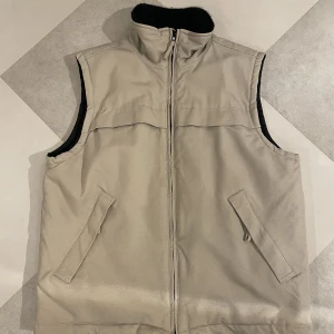 Fodrad väst - Säljer denna snygga väst som påminner om Carhartt WIP🤩 Cond 7-8/10😁