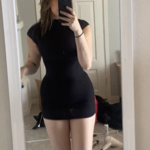 Svart klänning  - Svart ribbad klänning