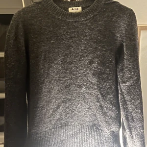 Acne stickad  - Snygg stickad acne tröja, köpt på deras hemsida, nypris 2200 kr, skickad är så gott som nytt, 10/10