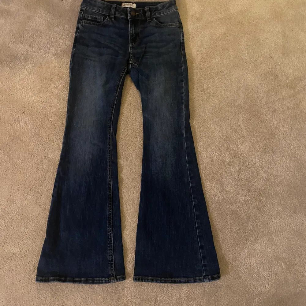 Säljer dessa blåa och svarta jeans från Lindex pga de är för små. Är ni nyskick och änvänt de få gånger. Säljs styckvis, men pris kan diskuteras om mam vill köpa mer än en. Köparen står för frakten😊. Jeans & Byxor.