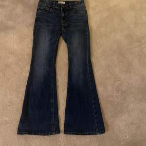 Säljer dessa blåa och svarta jeans från Lindex pga de är för små. Är ni nyskick och änvänt de få gånger. Säljs styckvis, men pris kan diskuteras om mam vill köpa mer än en. Köparen står för frakten😊