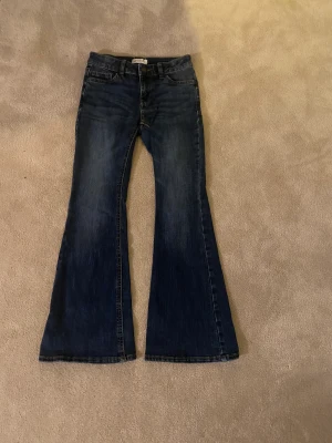 Jeans - Säljer dessa blåa och svarta jeans från Lindex pga de är för små. Är ni nyskick och änvänt de få gånger. Säljs styckvis, men pris kan diskuteras om mam vill köpa mer än en. Köparen står för frakten😊
