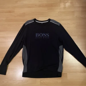 Hugo Boss tröja  - Hugo boss tröja. Den är dom ny och inte använd så jättemycket. Den är i st xl men passar L också 