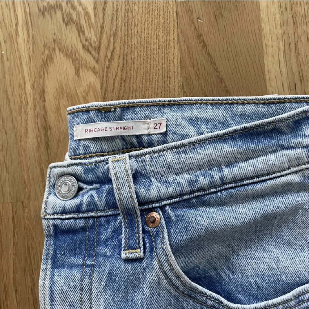 Levis jeans i Ribcage modellen. Storlek W27/L29. Flitigt använda men bara legat i garderoben senaste åren. Säljes billigt då de aldrig kommer till användning längre . Jeans & Byxor.