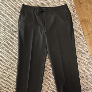 Gerogio Armani Byxor  - Hej!  Säljer nu mina gerogio armani kostym byxor pågrund av för lite användning. Dem är köpte för ungefär 6 månader sedan. 