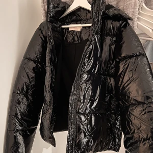 Jacka - Helt oanvänd, alla lappar kvar. Storlek M