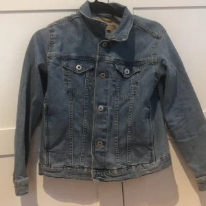 Jeans jacka - Jätte fin blå jeans jacka bra skick ej andvänd 🌸