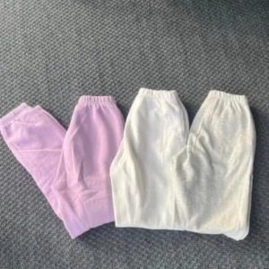 Gina tricot mjukis  - Säljer dessa superfina mjukisbyxorna från Gina tricot  De gråa är mest använda men fortfarande bra skick och de lila är som nya⭐️ säljer då de blivit för små för mig  Säljer alla tillsammans för 150 kr 💞 vill du endast köpa ett par går det att diskuteras😀