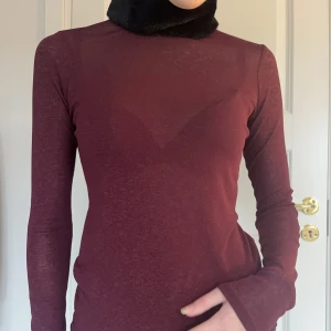 Mesh topp m fluff krage  - Vinröd, lite genomskinlig Stor svart, fluffig krage, och dragkedja i ryggen  Inga defekter, topp skick 