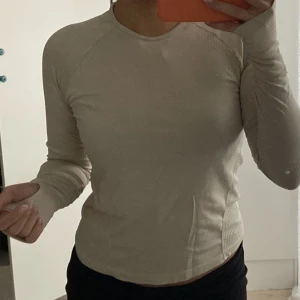 Beige träningströja - Jätte fin men den har tyvärr blivit lite för stor för mig :(