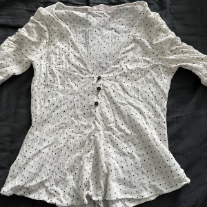prickig blus  - söt prickig vit blus från zara🤍 korta ärmar och v-ringad. sitter bra på mig som har XS! inga defekter 🫶🏻