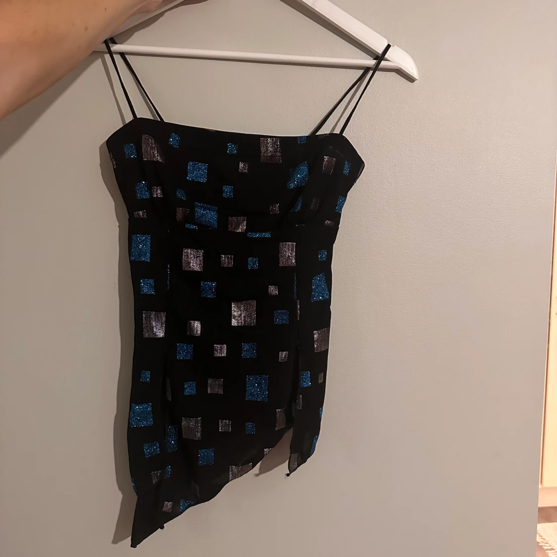 Y2K glitter linne med tunna band och slitsar 