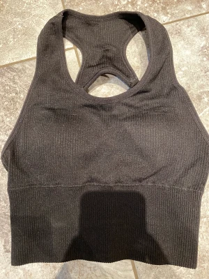 Träningstopp/bh svart helt ny stl.xs - Helt ny svart träningstopp/bh i storlek Xs. Märke: NA63. Jättefin och bekväm. Verkligen!! Säljer pga stor garderobrensning. Kika gärna på mina andra annonser, säljer mycket:) Samfraktar gärna.