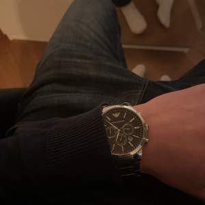 Snygg Armani klocka köpt för 3700kr på uret. Säljer då jag har annan klocka jag använder mer. Klockan är vädligt stilren och fler länkar skickas med 