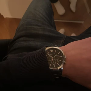 Armani klocka  - Snygg Armani klocka köpt för 3700kr på uret. Säljer då jag har annan klocka jag använder mer. Klockan är vädligt stilren och fler länkar skickas med 