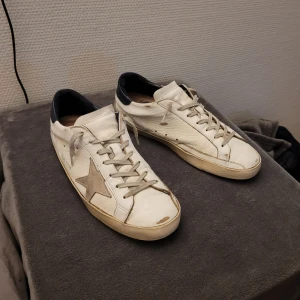 Golden Goose skor - Extremt feta goolden goose superstar! Cond 7/10. Enbart skorna därav det låga priset! Äkthetsbevis finns!