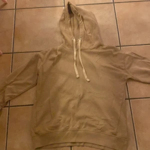 Hoodie i brun - En hoodie lite tunnare än vanligt väldigt skön! Inga defekter, pris kan diskuteras, vill gärna få bort den så snabbt som möjligt