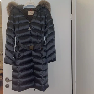 Moncler Dam - Denna snygga jacka köptes för 10 månader sedan. Äkta päls på jackan & i själva jackan med. Väldigt populär jacka som många söker för tillfället. Köpt för 22500 kr. Jackan säljs just nu för 2000.  Hör av er om ni har ev frågor! 🌸  Pris kan diskuteras. 