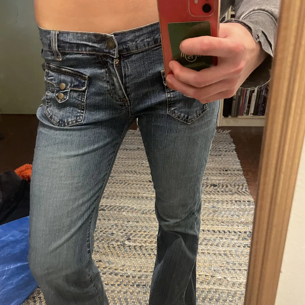 Ett par svinsnygga vida lowwaist jeans. Står storlek 34 men passar mig som är en S och 26/32 i jeans.. Jeans & Byxor.