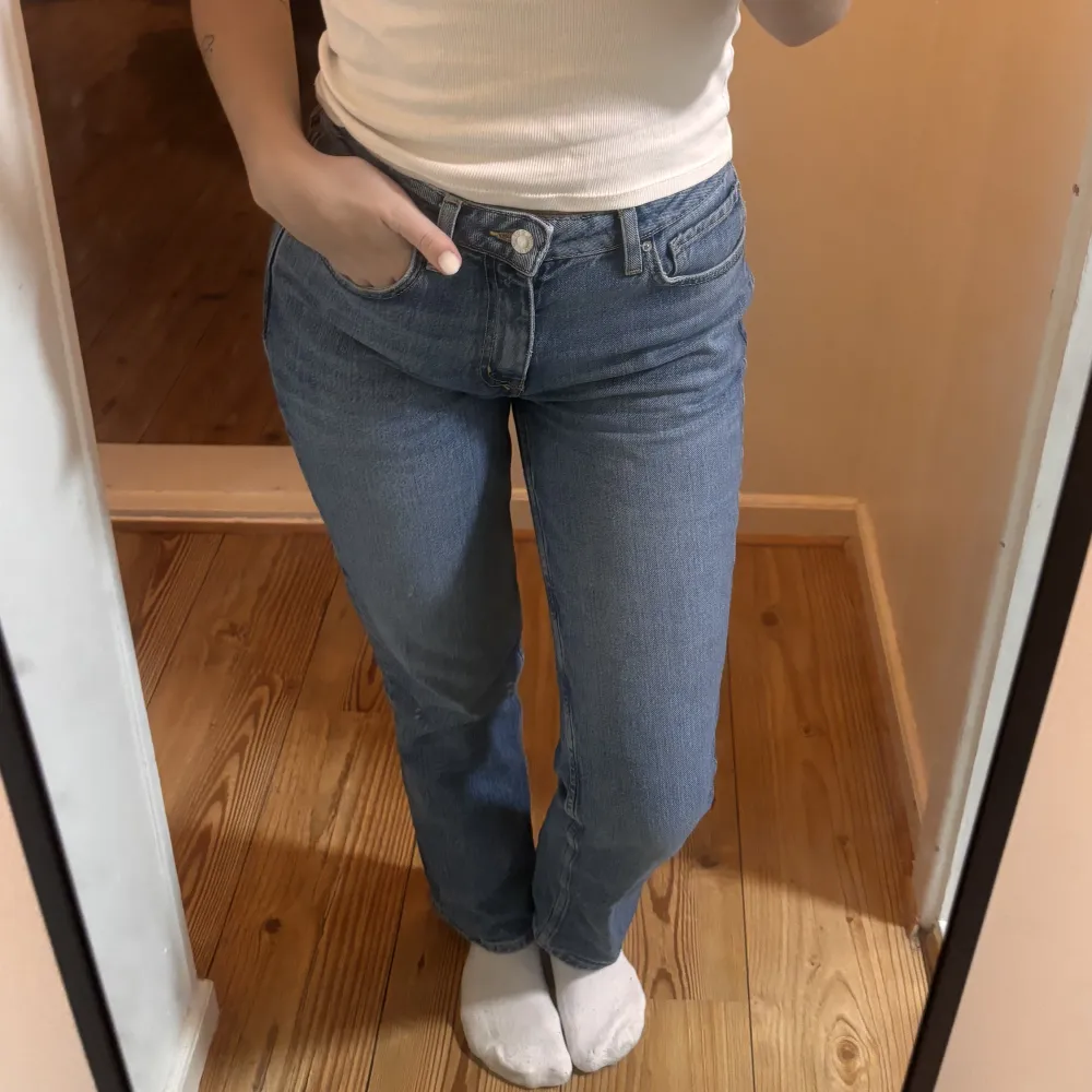 Snygg jeans i mid waist straight modellen från Cubus. Slutsålda online. Säljer även i dom andra två färgerna. W26L32. Jeans & Byxor.