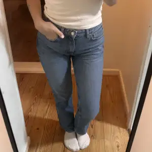 Snygg jeans i mid waist straight modellen från Cubus. Slutsålda online. Säljer även i dom andra två färgerna. W26L32