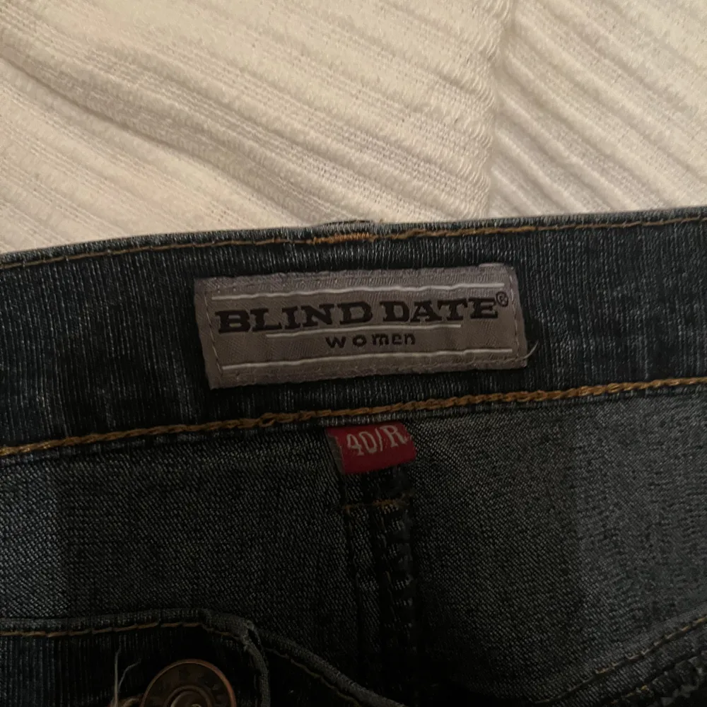 Coola low-waist jeans från Blind Date med fina detaljer på fickorna! . Jeans & Byxor.