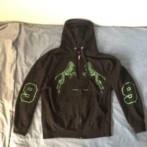 The fool bladee hoodie - En as fet bladee hoodie, köpt på en popup i Stockholm för någr år sedan. Over all bra skick skriv om du har frågor. Säljer pga att jag inte använder den längre.   Pris kan såklart diskuteras