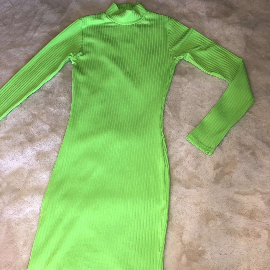 NEON GRÖN KLÄNNING|Pretty Little Thing  - 91
