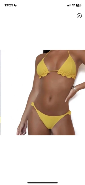 Gul bikini - Gul bikini i storlek S. Liknar bikinin från Zasha Swimwear (första bilden). Toppenskick förutom två små hål utsida (bild 2) samt två hål längst ned på sidorna (insidan) för inlägg, men inget som syns när man har den på. Köparen står för fraktkostnaden.