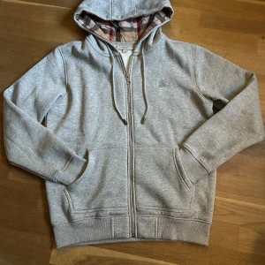 Burberry Hoddie  - Fin Burberry Hoddie/Zip i storlek M Ny skick