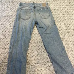 Baggy bershka jeans, storlek W30/L32, skriv om ni har några funderingar?