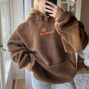 Teddy hoodie  - Brun teddy-hoodie med broderat tryck baktill..från Asos Daysocial! Som ny 💌