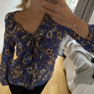 VOLANGBLUS - Så söt volangblus från Gina Tricot. I toppen skick, men säljs inte längre vilket gör den väldigt unik. 