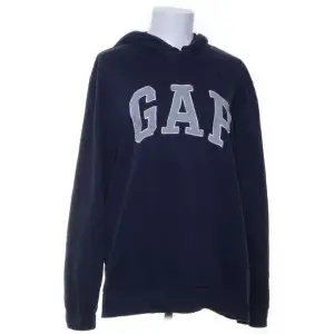 mörkblå gap hoodie med ljusgrå text köpt på sellpy som inte kommer till användning längre 🫶