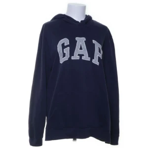 gap hoodie - mörkblå gap hoodie med ljusgrå text köpt på sellpy som inte kommer till användning längre 🫶