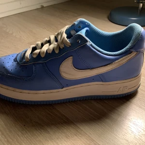 Nike air force 1 retro - Nike air force 1 köpte i somras men har inte använts så mycket och är för små nu köpte dom på Nikes hem sida och kostade 2000kr ny pris. Priset kan diskuteras 