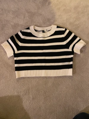 Stickad t-shirt och väst - Säljer dessa fina kortärmade t-shirtar/västar. Den svart/vita är från HM och blåa från Pull&Bear. Säljs styckvis, men pris kan diskuteras om man vill köpa mer än en. Knappast använda och i bra skick. Köparen står för frakten😊