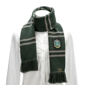 Slytherin halsduk + Voldemorts trollstav leksak - Halsduken köptes för ungefär 4 år sen på CDON, det är en replica och inte officiell. Säljer också en leksak på Voldemorts trollstav som kan göra ljud och lysa (batterier). Köptes på ToysRUs innan dom stängdes ner. Inga skador eller hål på sakerna.