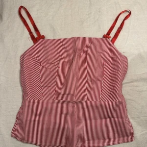 Randig topp - Söt röd liten topp!