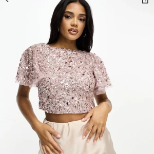 Paljettopp  - Rosa kort paljett topp. Helt oanvänd, har fortfarande prislapp kvar.  Orginalpris: 859kr