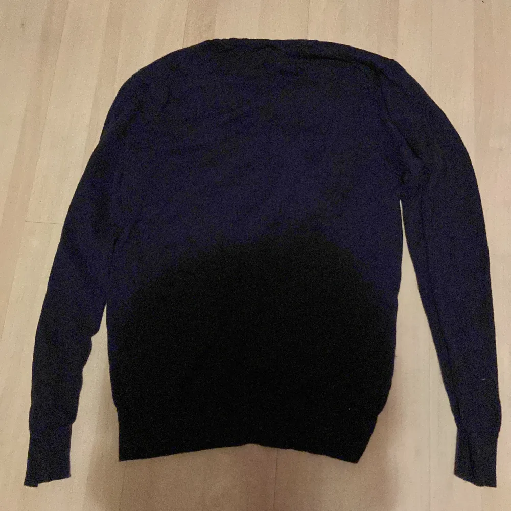 Tja! Säljer min ralph v ringad mörkblåa sweater då ja inte känner att jag använder den. Skick 8,5/10 då den är använd ca 15 gånger kanske. St M. Pris går såklart och diskutera.. Tröjor & Koftor.