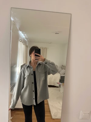 Skjortjacka  - Grå skjortjacka från Monki i storlek S