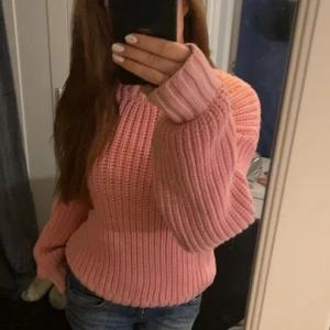 Tröja - Säljer denna rosa jättefina tröja som knappt är använd , jättebra skick! Skriv priv för frågor eller mer bilder 💕